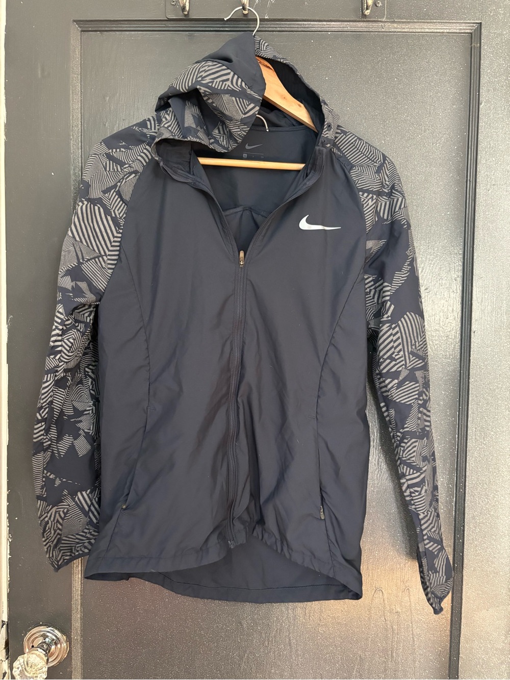 Nike women’s gray Hooded windbreaker with Patterned Sleeves